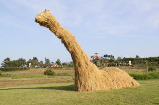Illustration for article titled Japan's Straw Beasts Are Huge, Wonderful, and Highly Flammable